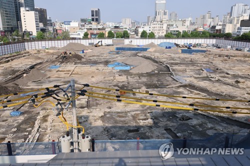 (서울=연합뉴스) 조보희 기자 = 서울 종로구 세운4구역 재개발 공사현장. 종로3와 종로 4가 사이 종묘 맞은편 지역이다. 세운상가 옥상에서 본 모습이다. 2024.5.9