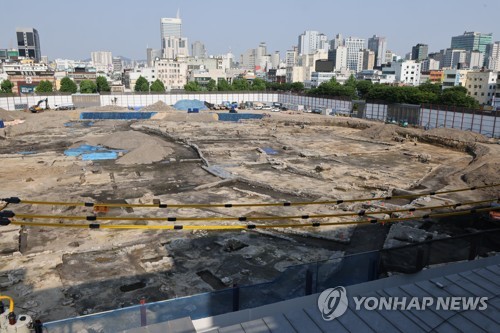 (서울=연합뉴스) 조보희 기자 = 서울 종로구 세운4구역 재개발 공사현장. 종로3와 종로 4가 사이 종묘 맞은편 지역이다. 세운상가 옥상에서 본 모습이다. 2024.5.9