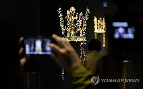 104년 만에 모인 신라 금관 展 '오픈런'에…"관람 인원 제한"