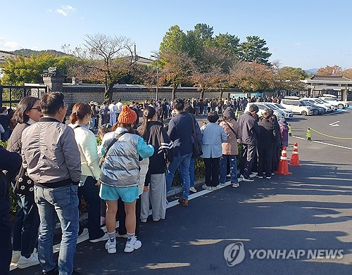 (서울=연합뉴스) 국내에서 발견된 신라금관 6점을 모두 모은 특별전 '신라금관, 권력과 위신' 일반 관람이 시작된 2일 국립경주박물관에 관람객들이 대기하고 있다. 이번 전시는 1921년 금관총 발굴 이후 약 104년 만에 처음으로 신라금관 6점을 모두 모았다. 2025.11.2 [국립경주박물관 제공. 재판매 및 DB 금지] photo@yna.co.kr