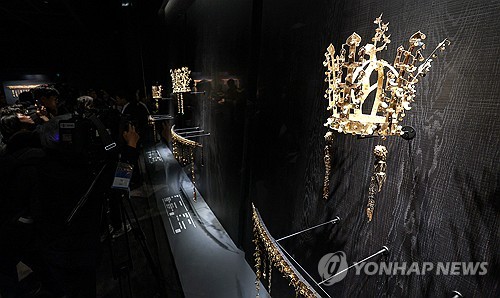 (경주=연합뉴스) 윤관식 기자 = 27일 국립경주박물관에서 열린 아시아태평양경제협력체(APEC) 정상회의·박물관 개관 80주년 기념 특별전 '신라 금관, 권력과 위신' 언론 공개회에서 신라 금관이 공개되고 있다. 2025.10.27 psik@yna.co.kr