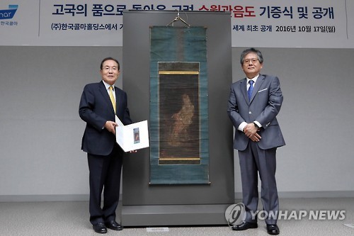 왼쪽부터 윤동한 콜마그룹 회장, 이영훈 당시 국립중앙박물관장 [연합뉴스 자료사진]