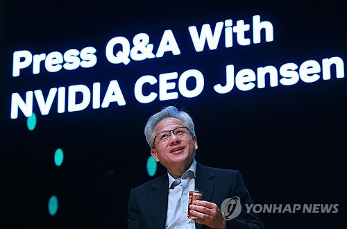(경주=연합뉴스) 한종찬 기자 = 젠슨 황 엔비디아 최고경영자가 31일 경북 경주 예술의전당 원화홀에서 열린 2025년 아시아태평양경제협의체(APEC) 경주 엔비디아 기자간담회에서 취재진 질문에 답하고 있다. 2025.10.31 saba@yna.co.kr
