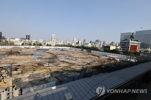 종로구 세운4구역 재개발 공사현장 (서울=연합뉴스) 조보희 기자 = 서울 종로구 세운4구역 재개발 공사현장. 종로3와 종로 4가 사이 종묘 맞은편 지역이다. 세운상가 옥상에서 본 모습이다. 2024.5.9