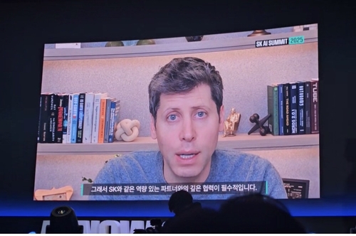 (서울=연합뉴스) 김민지 기자 = 샘 올트먼 오픈AI CEO가 3일 서울 강남구 코엑스에서 열린 'SK AI 서밋'에서 SK그룹과의 파트너십에 대해 이야기하고 있다. 2025.11.3. jakmj@yna.co.kr