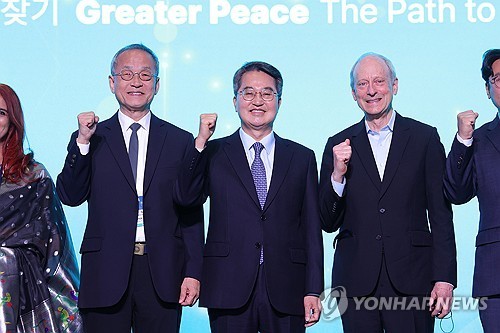 (고양=연합뉴스) 임병식 기자 = 3일 경기도 고양시 장항동 소노캄 고양에서 열린 2025 DMZ OPEN 에코피스포럼 개회식에서 김동연 경기도지사(가운데)와 마이클 샌델 하버드대학교 교수(오른쪽), 최재천 이화여자대학교 교수 등 참석내빈들이 기념촬영하고 있다. 2025.11.3 andphotodo@yna.co.kr