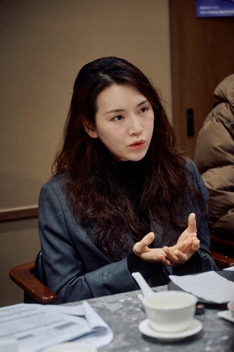 포항국제음악제 예술감독 박유신 첼리스트가 3일 서울 중구의 한 식당에서 열린 라운드 테이블에서 말하고 있다. 2025.11.03. [포항문화재단 제공. 재판매 및 DB금지]