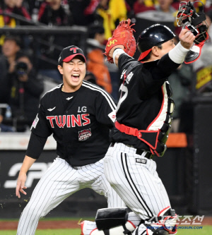 '형 어디가?' 우승 순간 마무리 유영찬 지나친 포수 박동원, 뜨거운 포옹 대신 뒤에서 껴안기