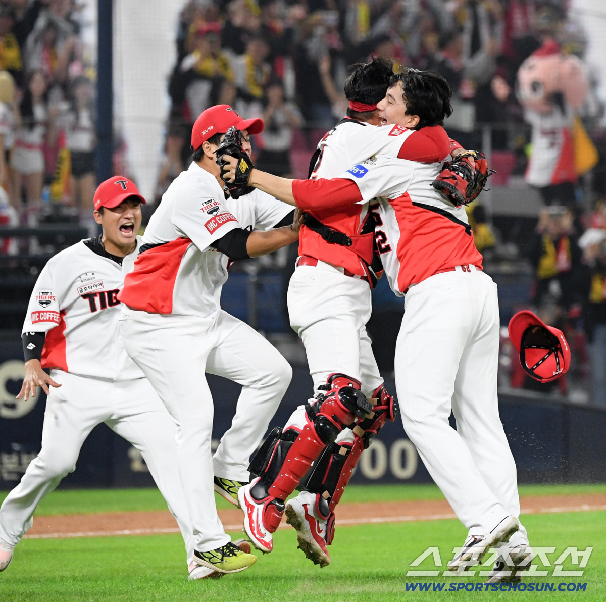 '형 어디가?' 우승 순간 마무리 유영찬 지나친 포수 박동원, 뜨거운 포…