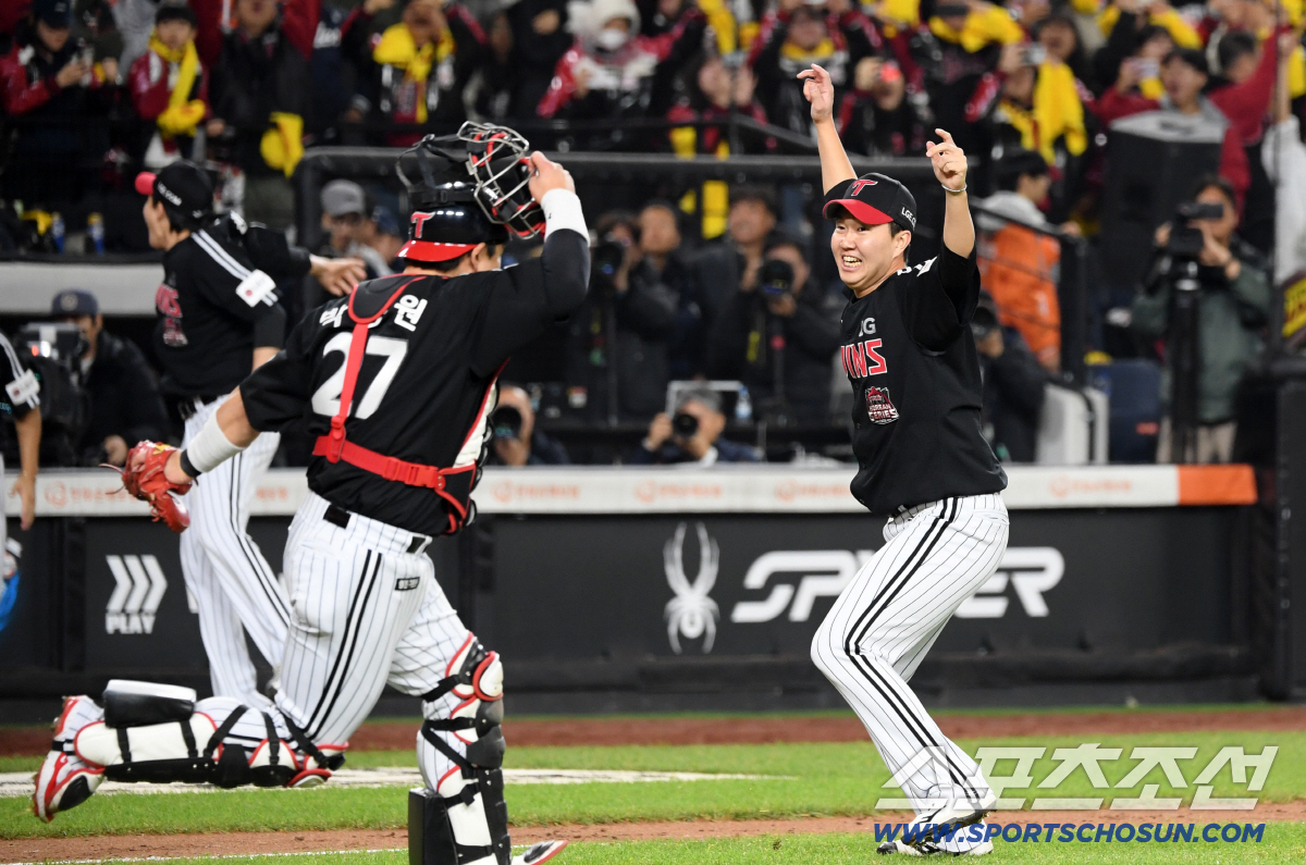 '형 어디가?' 우승 순간 마무리 유영찬 지나친 포수 박동원, 뜨거운 포…