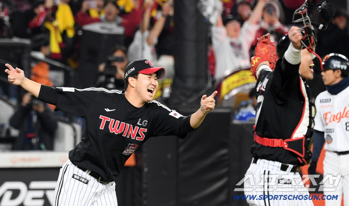 '형 어디가?' 우승 순간 마무리 유영찬 지나친 포수 박동원, 뜨거운 포…