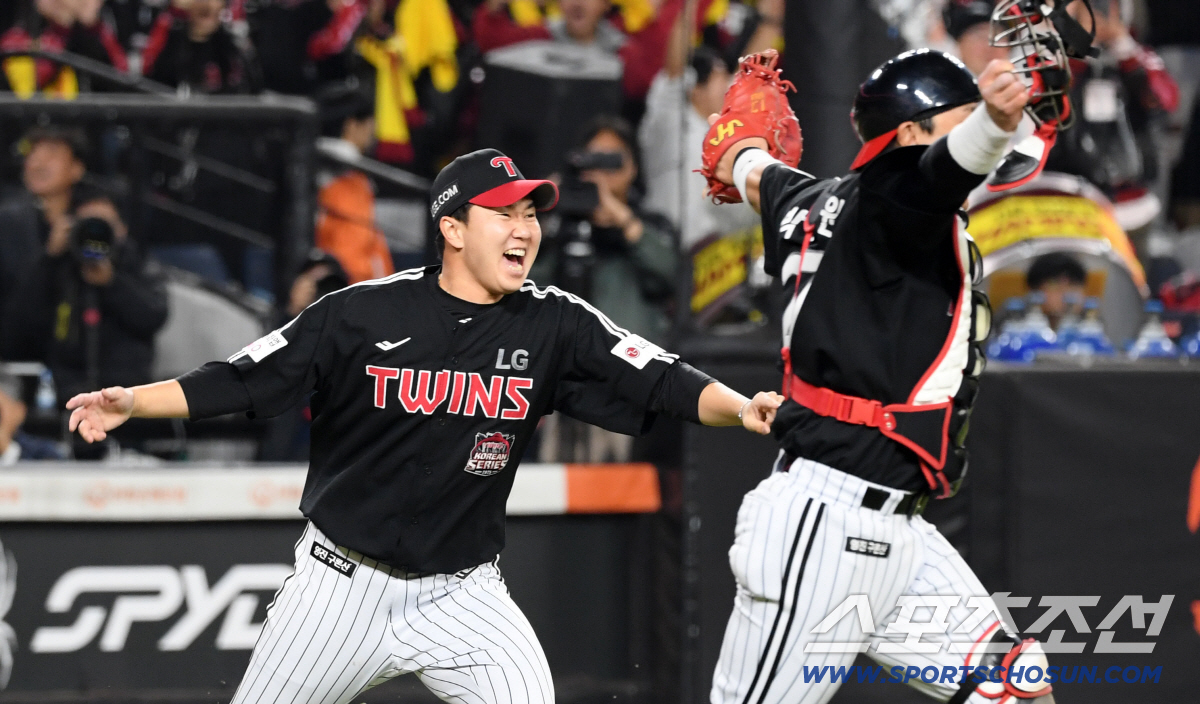 '형 어디가?' 우승 순간 마무리 유영찬 지나친 포수 박동원, 뜨거운 포…