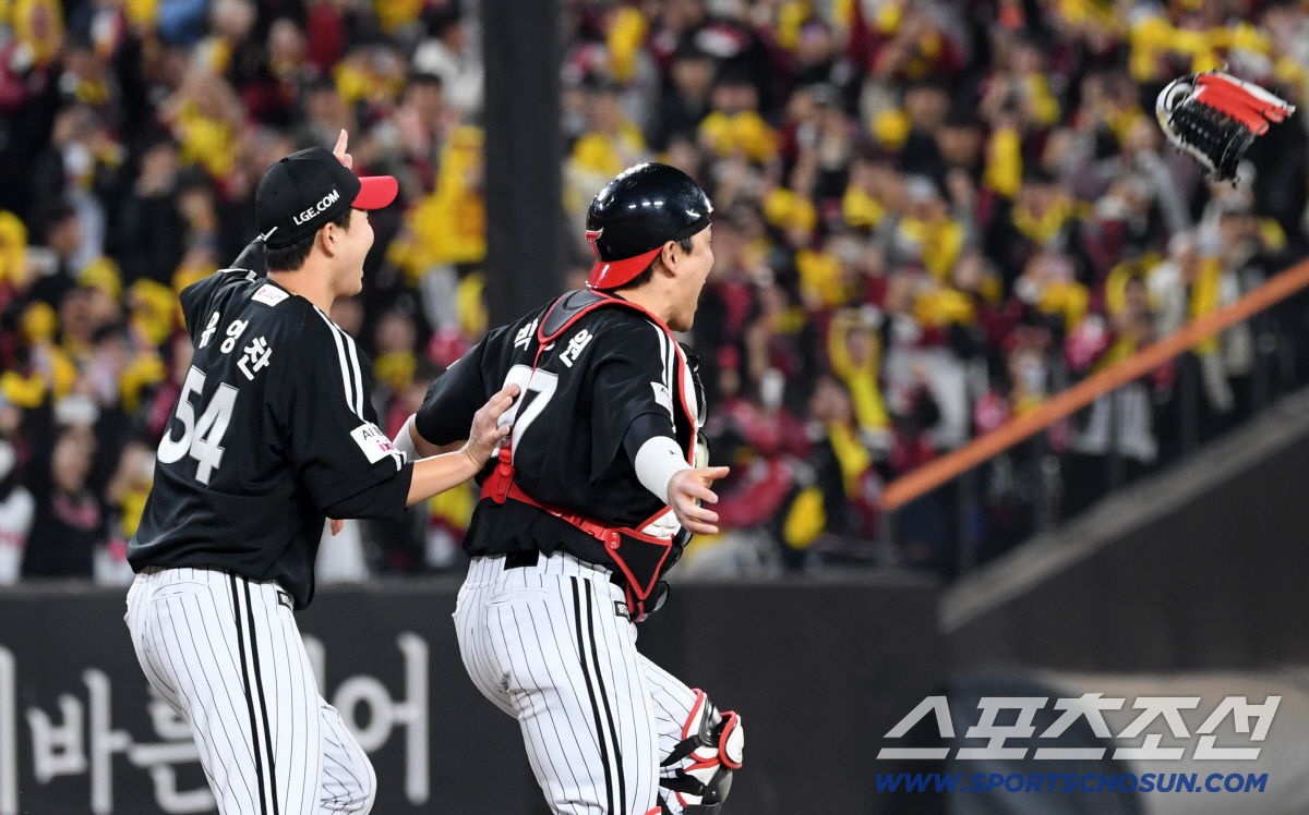 '형 어디가?' 우승 순간 마무리 유영찬 지나친 포수 박동원, 뜨거운 포…