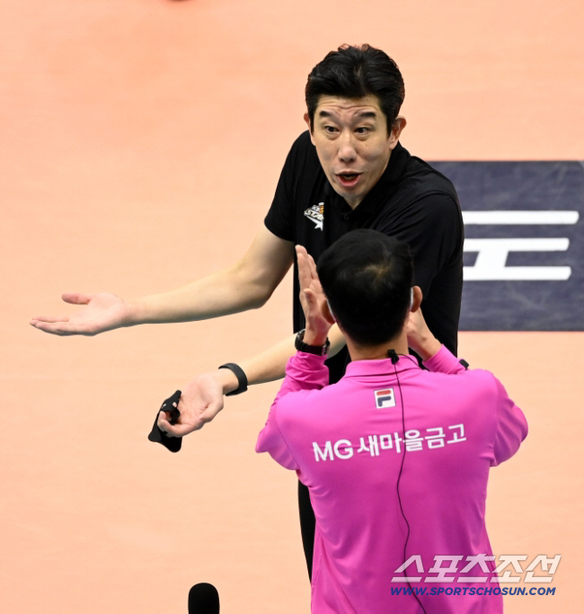 "왜 한국만 이런 식인가" 또 터진 오심 논란, V리그 열기에 '찬물' …