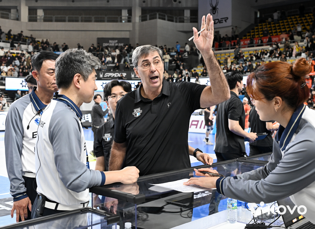 "왜 한국만 이런 식인가" 또 터진 오심 논란, V리그 열기에 '찬물' …