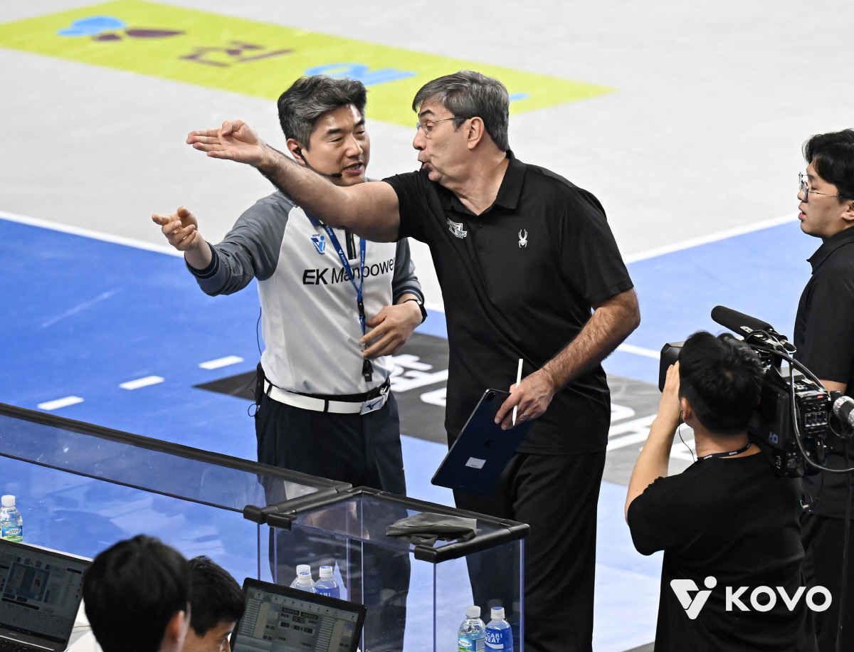 "왜 한국만 이런 식인가" 또 터진 오심 논란, V리그 열기에 '찬물' …