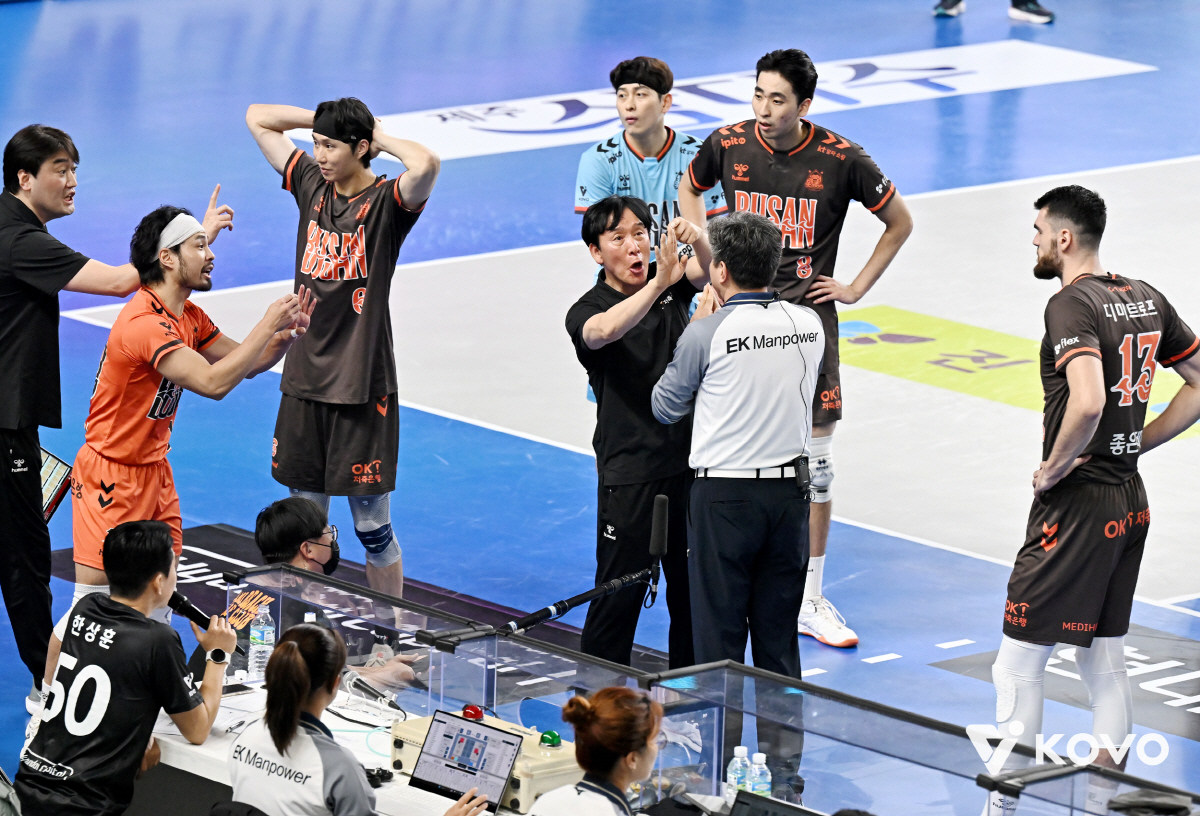 "왜 한국만 이런 식인가" 또 터진 오심 논란, V리그 열기에 '찬물' …