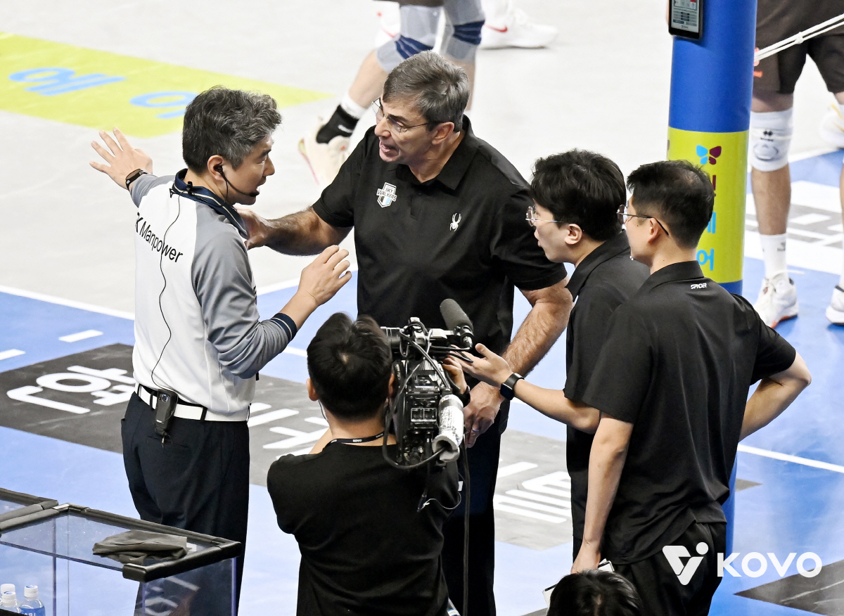 "왜 한국만 이런 식인가" 또 터진 오심 논란, V리그 열기에 '찬물' …