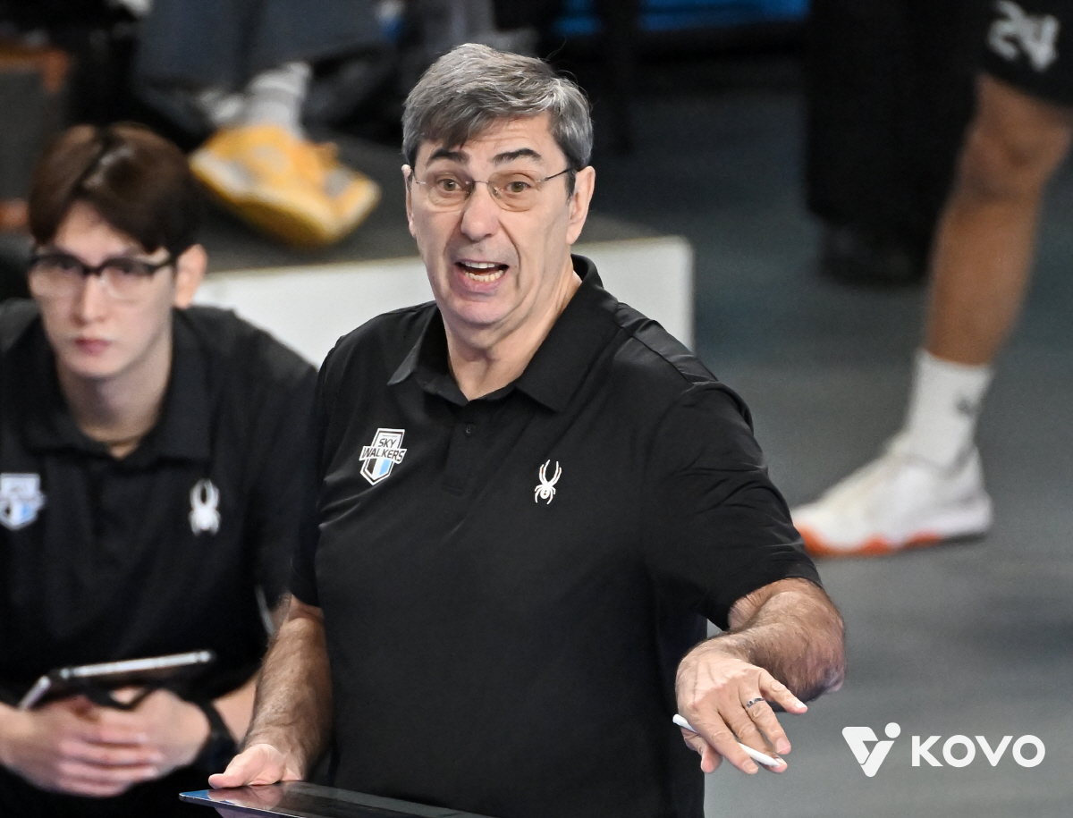 "왜 한국만 이런 식인가" 또 터진 오심 논란, V리그 열기에 '찬물' …