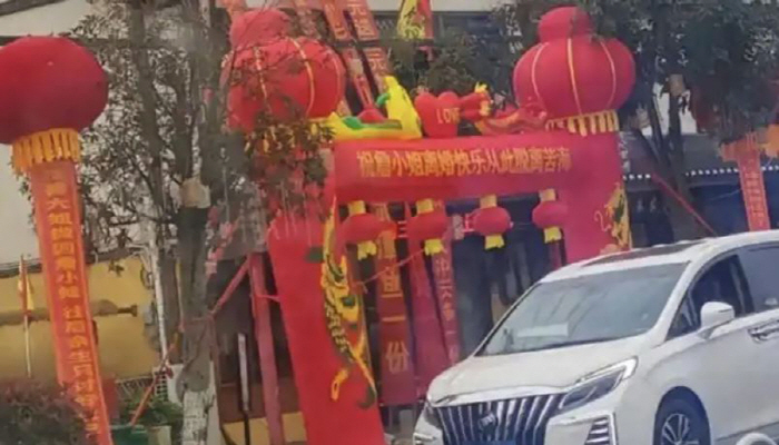 "이제 고통에서 벗어나" 이혼 축하 현수막·파티 화제…"시대가 변했다"