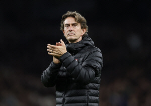 英 단독 보도! '선수들이 악수 무시' SON 없는 위기의 프랭크, 이미 대체자 등장했나...