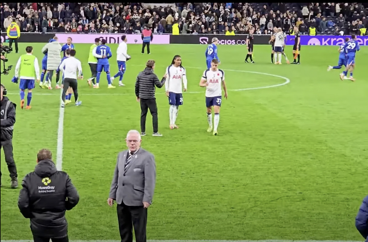손흥민 주장이면  다 박살냈다, 토트넘 충격 감독+코치 무시 사태...막…