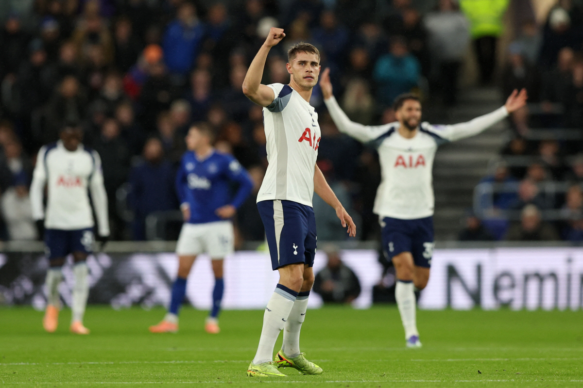 손흥민 주장이면  다 박살냈다, 토트넘 충격 감독+코치 무시 사태...막…