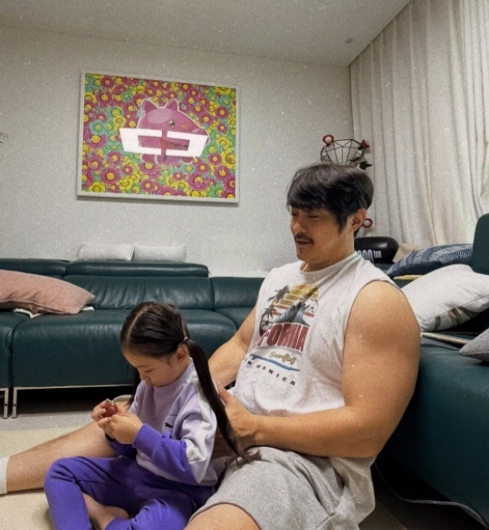 '세 자녀 아빠' KCM, 둘째 딸 얼굴 첫 공개 "머리 묶어주는 시간 …