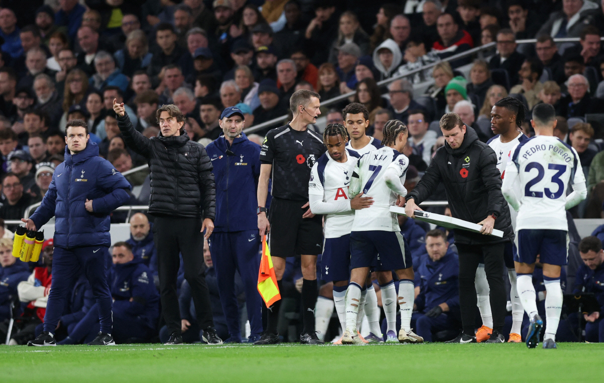 '英 BBC도 경악' 손흥민 없으니 '와르르' 무너진 기강..."선수가 …