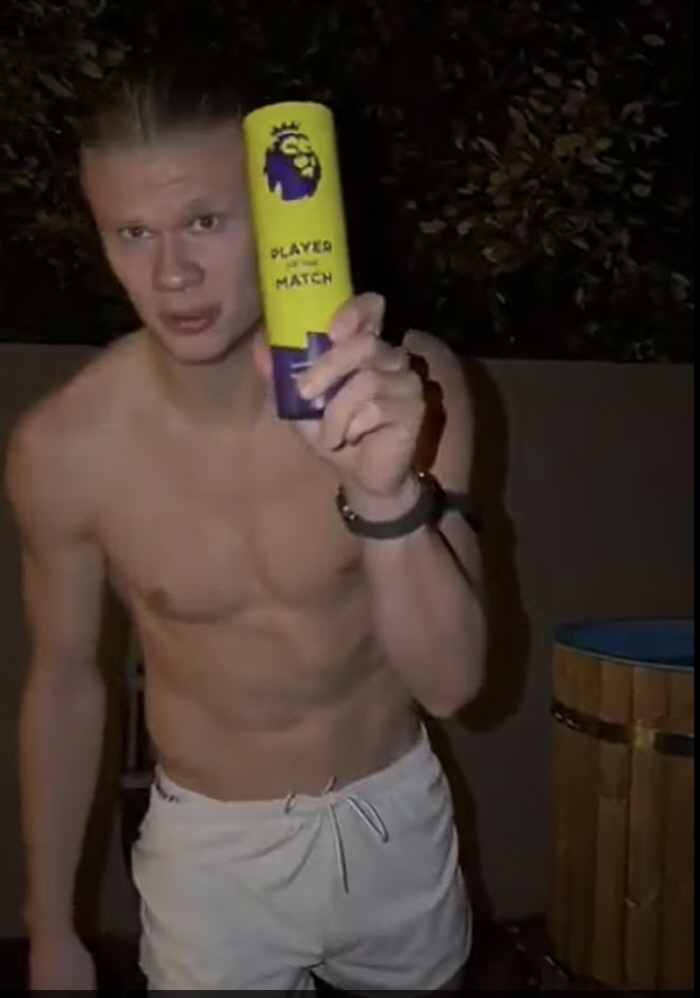 '골골골골골골' 이 괴물은 축구에 미쳐있다...'13경기 17골' 미친 …