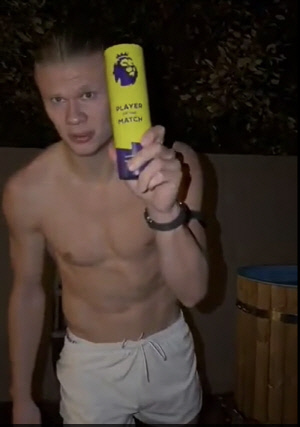 '골골골골골골' 이 괴물은 축구에 미쳐있다...'13경기 17골' 미친 홀란 경기 후 행동 화제 