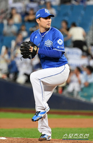 '123SV-87HLD' 특급 불펜, 현역 마침표 찍는다…아내의 축하 