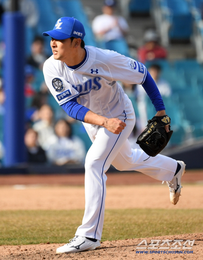 '123SV-87HLD' 특급 불펜, 현역 마침표 찍는다…아내의 축하 "…