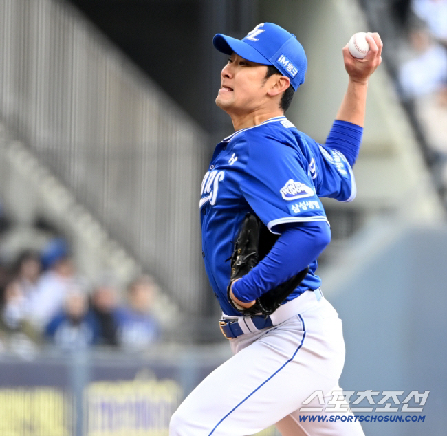 '123SV-87HLD' 특급 불펜, 현역 마침표 찍는다…아내의 축하 "…