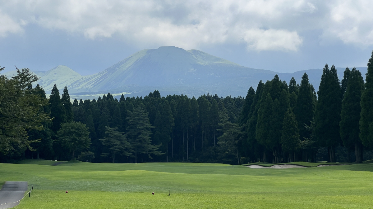 팬데믹 이후 여전히 비싼 그린피, 성지로 떠오른 日 원정 골프 붐, 쇼골…