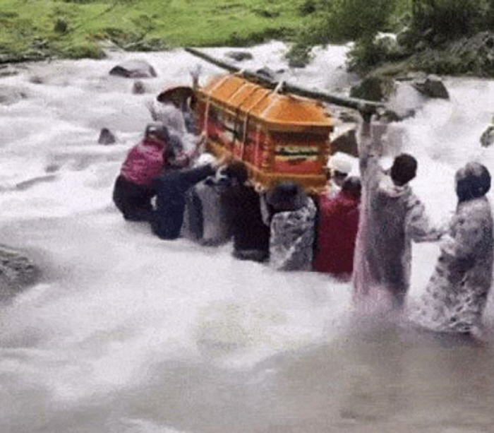 폭우 속 관 들고 급류 건너 장례…하늘도 울고, 유족도 울었다