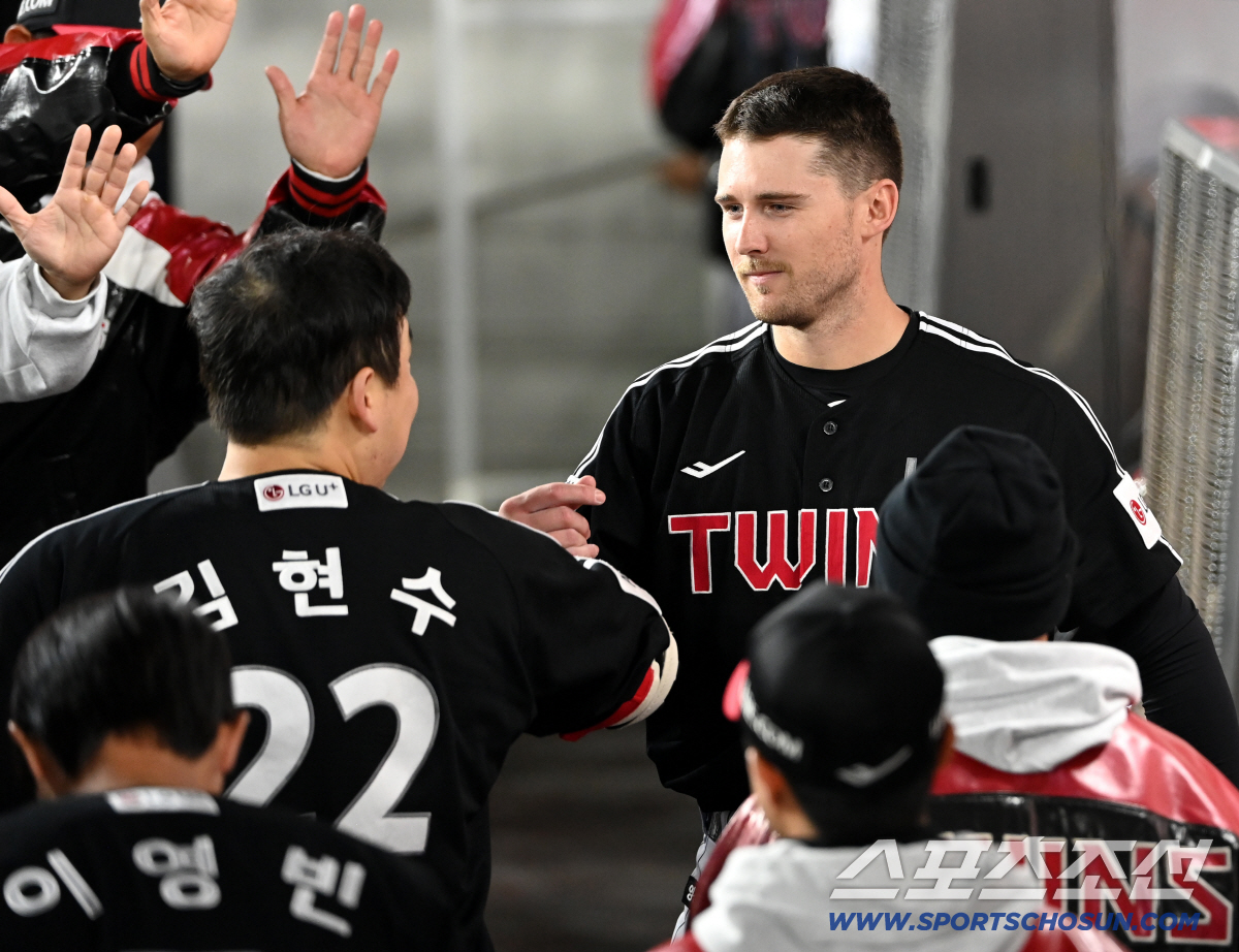 '형이 있어 든든했다' 후배들이 끌어안은 '맏형' 김현수, 마지막까지 빛…