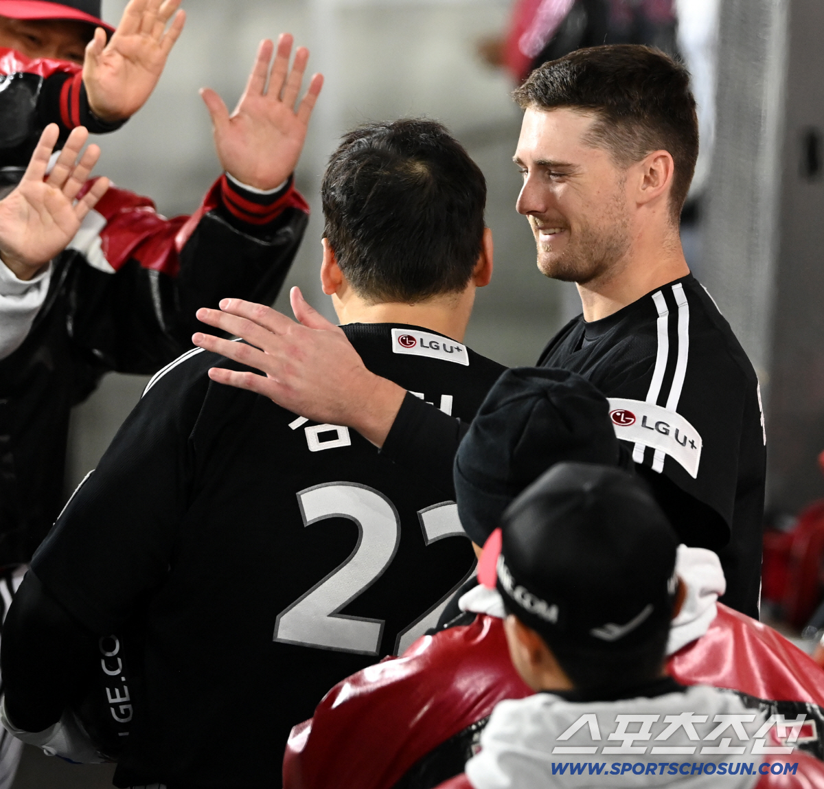 '형이 있어 든든했다' 후배들이 끌어안은 '맏형' 김현수, 마지막까지 빛…