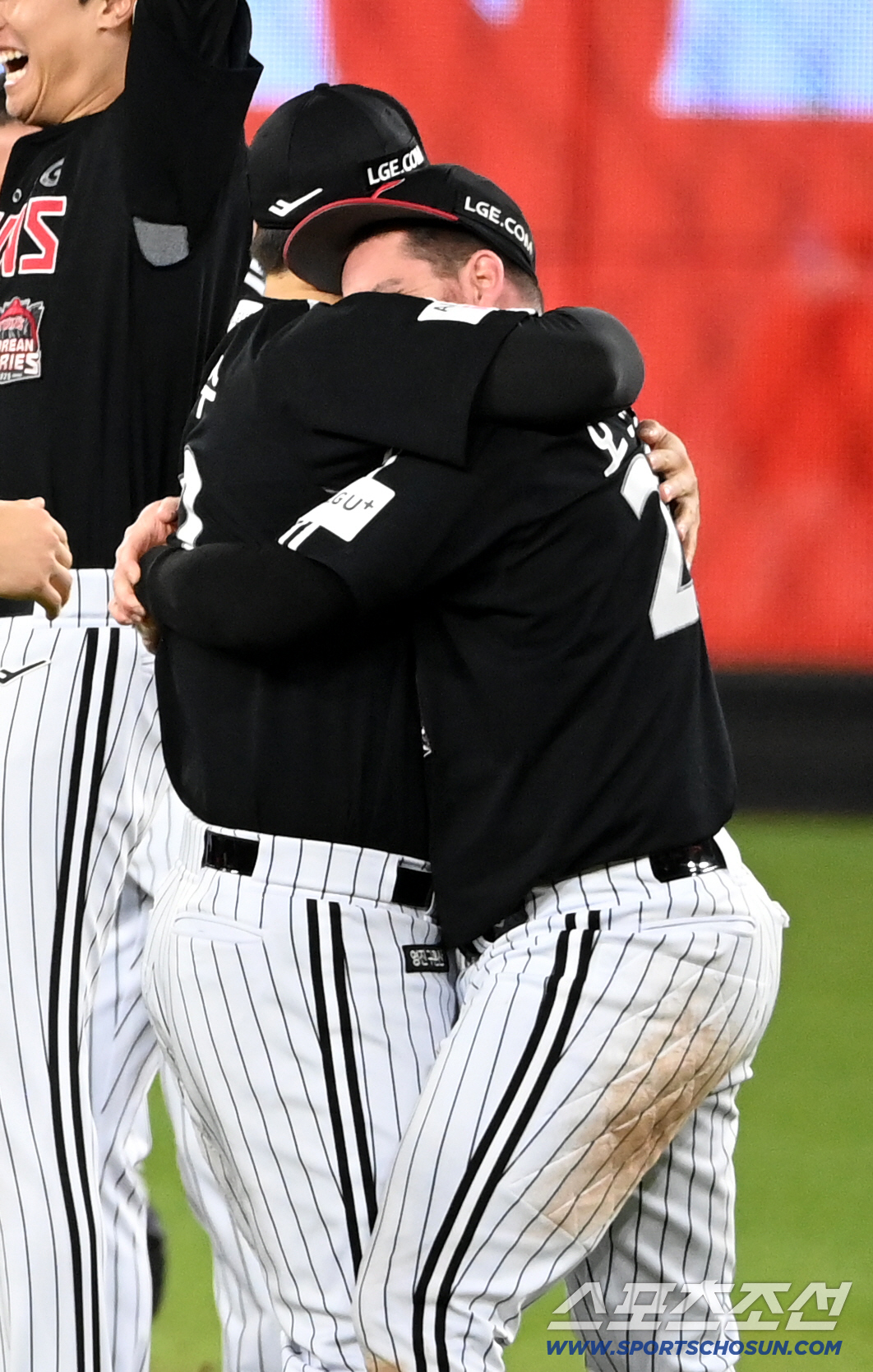 '형이 있어 든든했다' 후배들이 끌어안은 '맏형' 김현수, 마지막까지 빛…