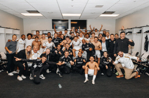 손흥민 진짜 이 선수랑 사귀나?...경기 시작부터 승리 기념촬영도 딱 붙어서, 끝까지 무조건 '흥부 듀오 LOVE'