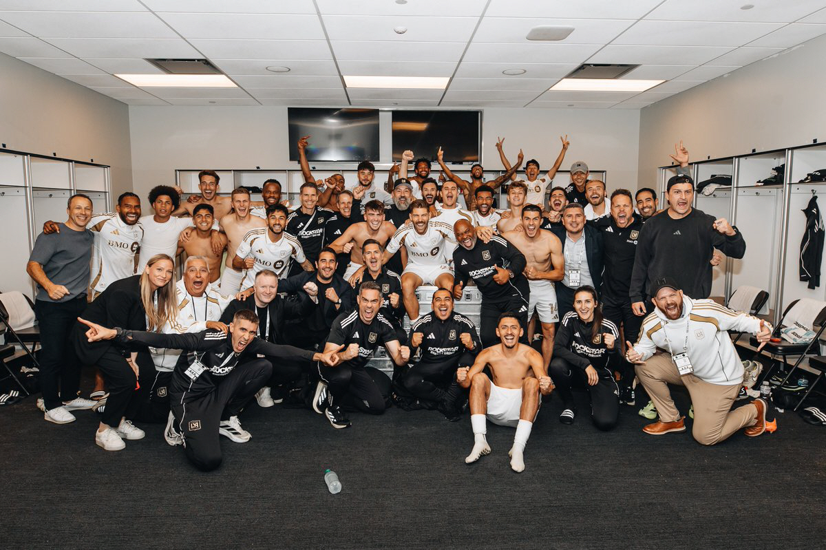 손흥민 진짜 이 선수랑 사귀나?...경기 시작부터 승리 기념촬영도 딱 붙…