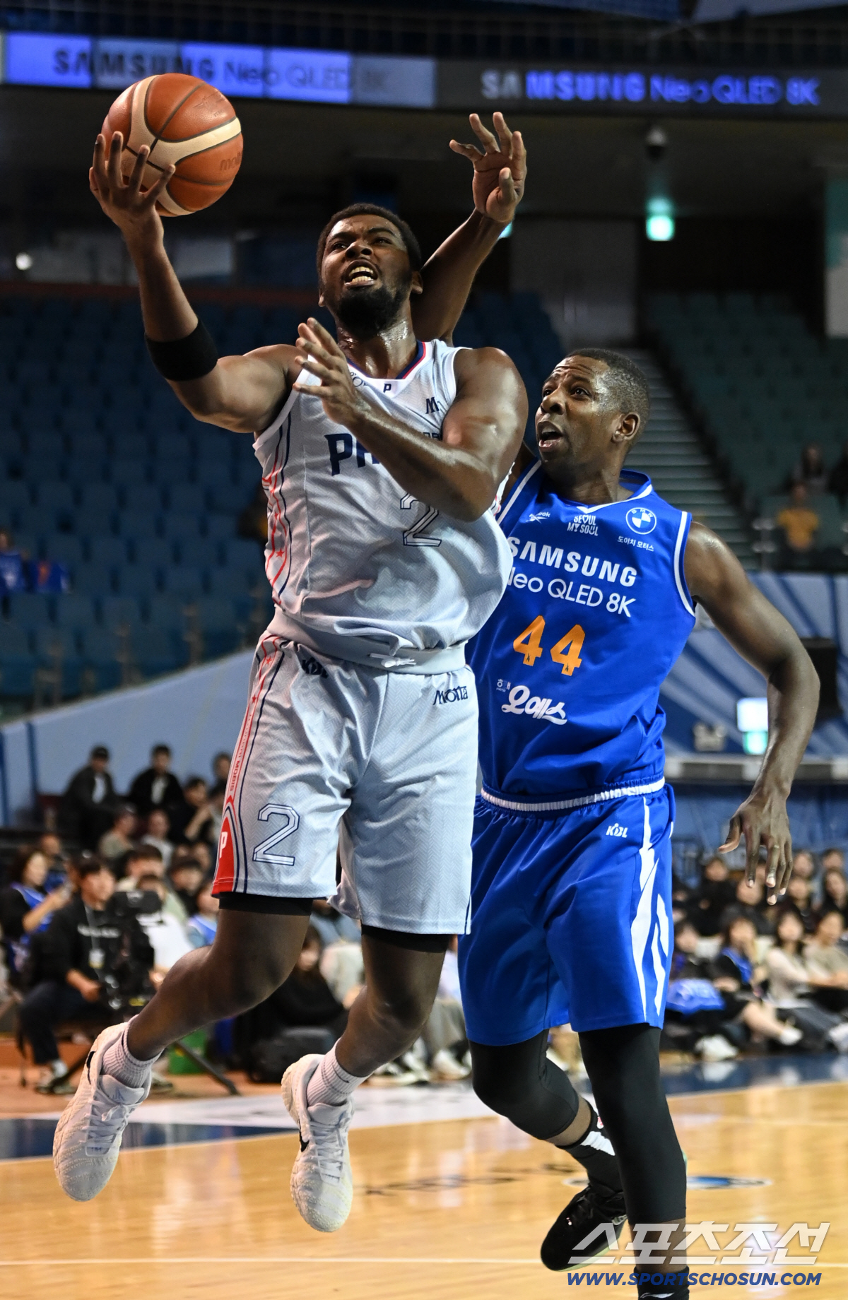 [포토] 해먼즈, 니콜슨 피해 골밑돌파