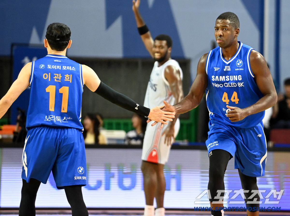 [포토] 득점 성공 니콜슨, 이관희와 하이파이브