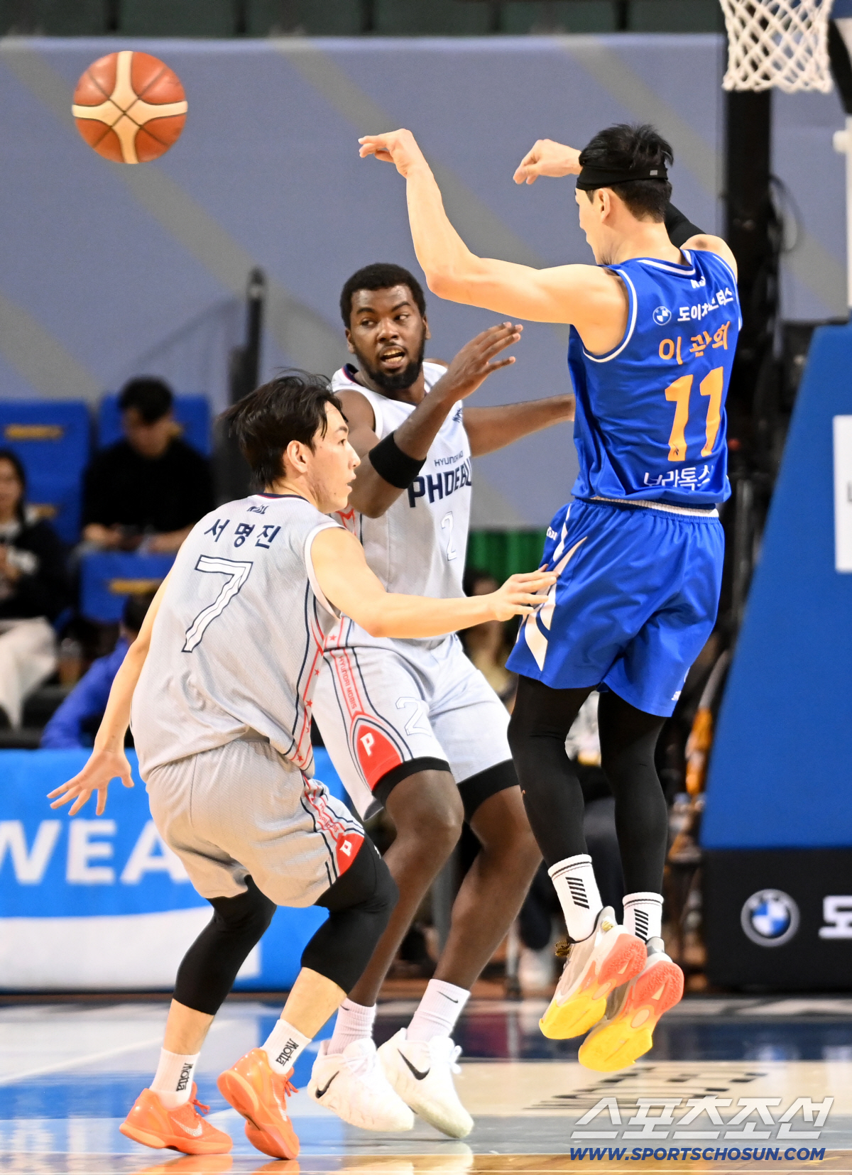 [포토] 이관희, 수비 피해 패스