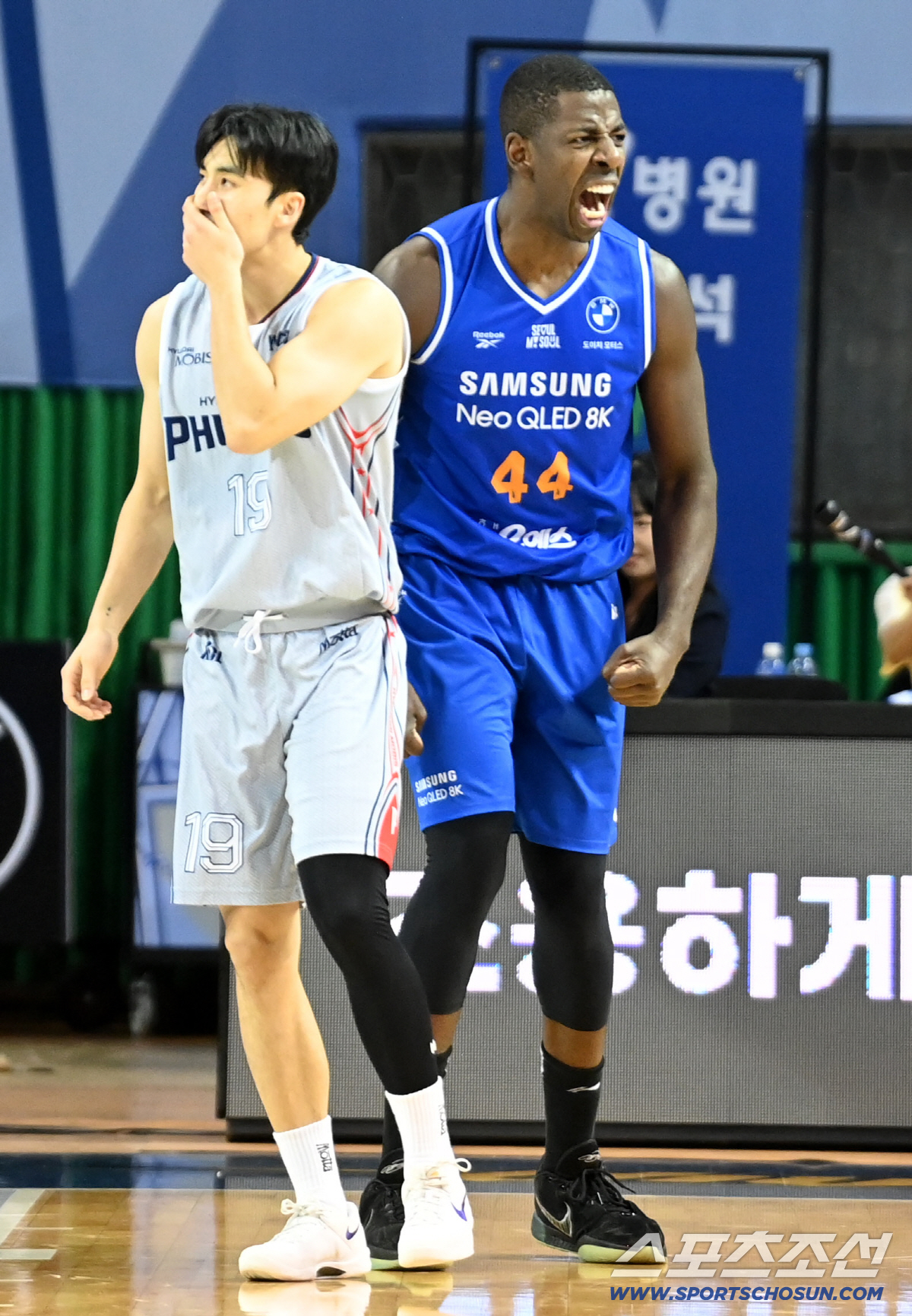 [포토] 환호하는 니콜슨, 득점에 파울까지