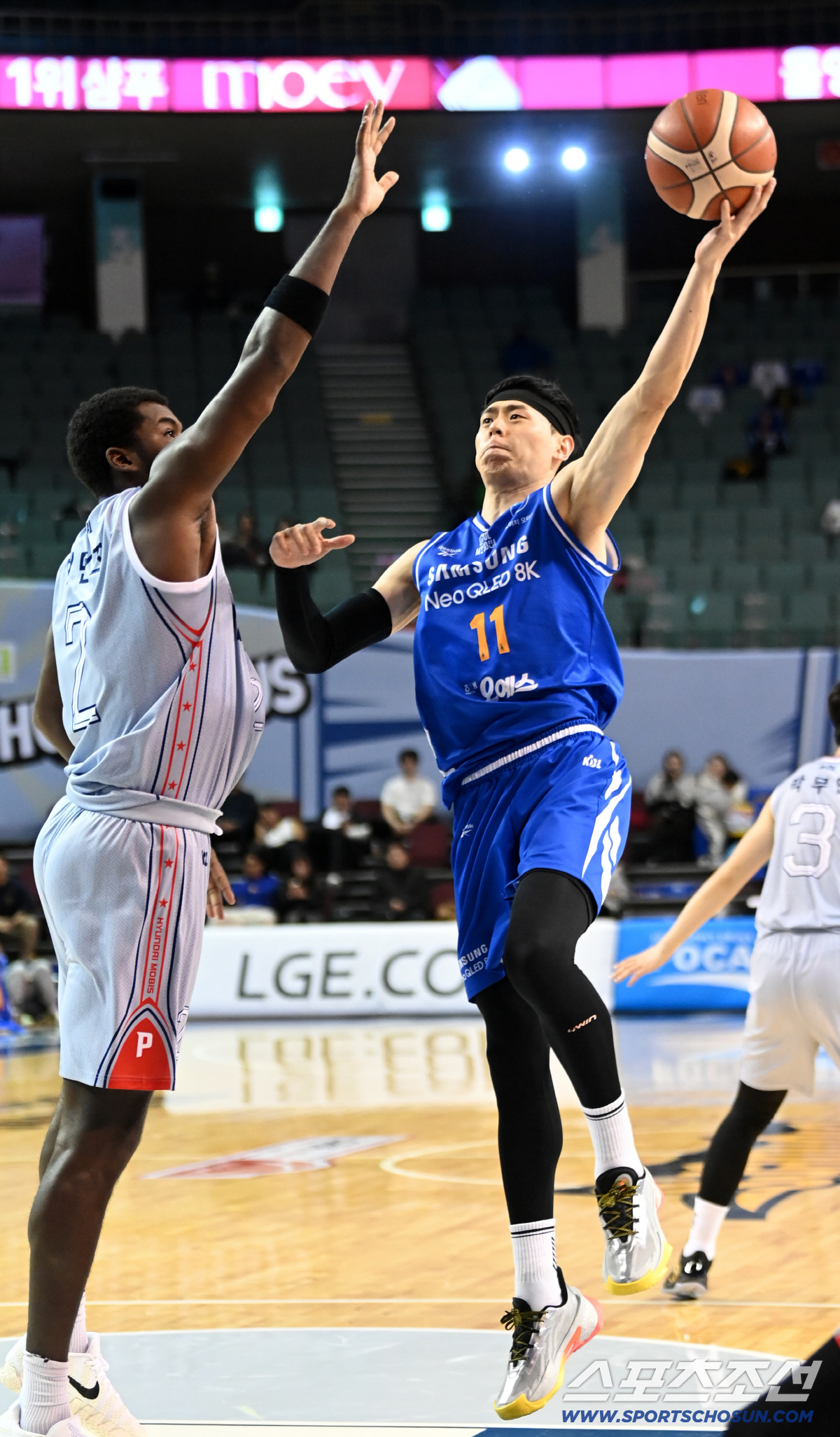 [포토] 이관희, 해먼즈 피해 레이업