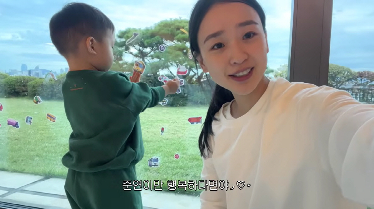 손연재, 72억 신혼집 어쩌나..子 스티커로 덕지덕지 "창문이 이렇게 됐…