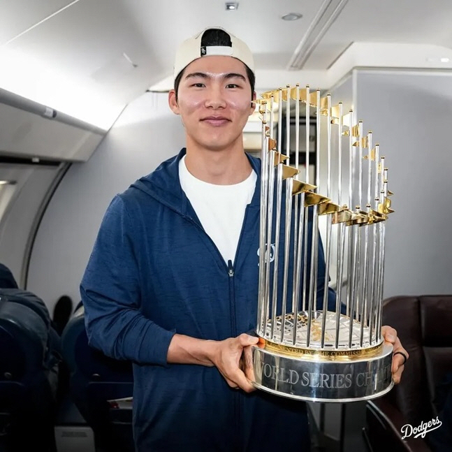 '긴말 필요없다. 평생 은인이야' MLB 진출 첫해 '우승엔딩' 맛본 김…