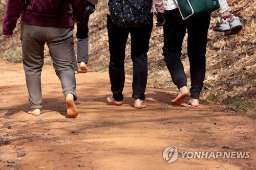 [건강포커스] "고령층 하루 5천보만 걸어도 인지기능 저하 늦출 수 있다"