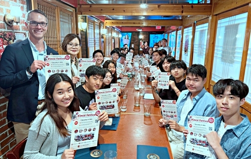 (서울=연합뉴스) 지난 8월 페어팩스 카운티 제임스 워킨쇼(왼쪽 첫 번째 서 있는 사람) 슈퍼바이저가 김치축제를 공동 주관하는 워싱턴차세대협의회와 미주한미여성회총연합회 동부지부 회원들과 함께 '2025 김치의 날 축제' 준비모임을 하고 있다. [K-김치세계연대 워싱턴DC위원회 제공]